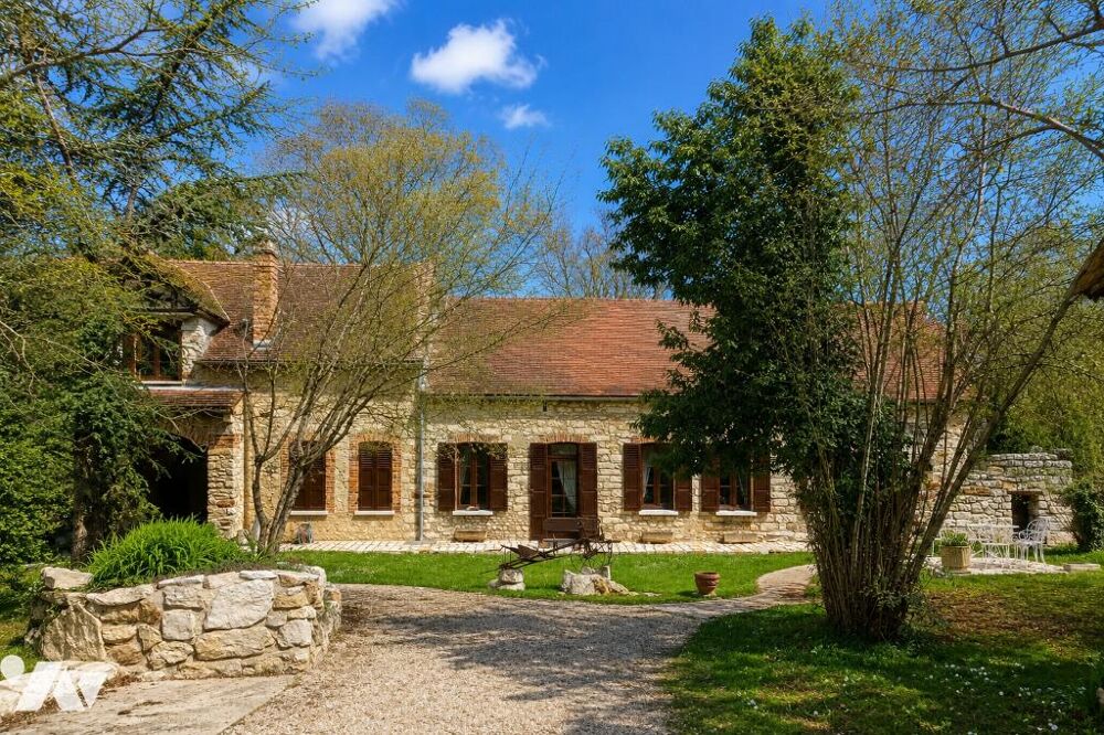 Maison en pierre, 7 pièces, 4 chambres, dépendances l'ensemble sur 2 070 m² de jardin.