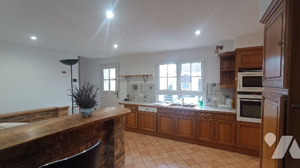 A10 km d'une gare, maison en pierre de 4 pièces, 140 m² habitable sur 366 m² de jardin clos.