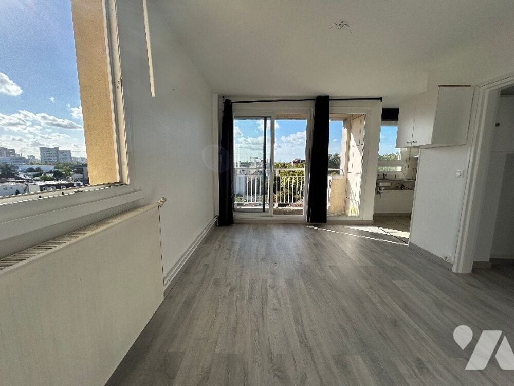 6e étage avec ascenseur, studio orienté sud de 23,01 m², avec balcon et vue dégagée. Bon état.