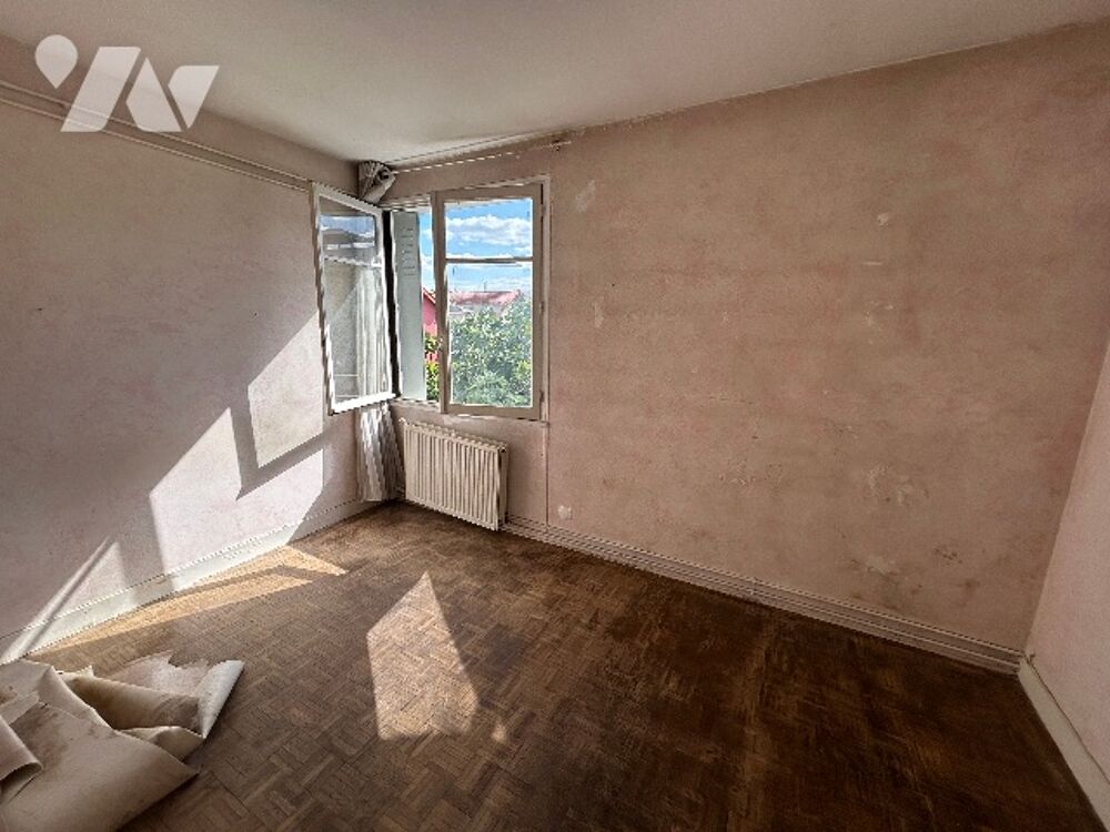 Au 1er étage, lumineux appartement de 3 pièces, 52,66 m², avec balcon orienté sud. Libre. A rénover.