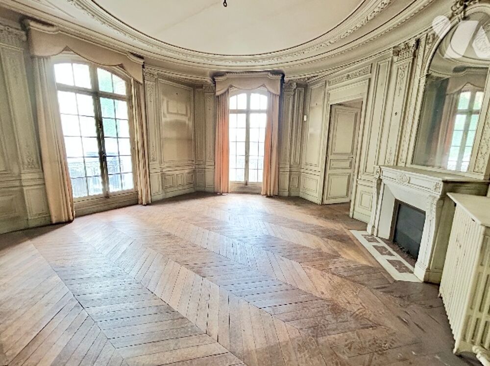 Au sein dun immeuble haussmannien, 1er étage, appartement de 5 pièces, 126,70 m². Libre. A rénover.