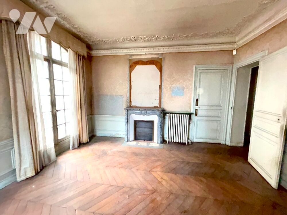 Au sein dun immeuble haussmannien, 1er étage, appartement de 5 pièces, 126,70 m². Libre. A rénover.