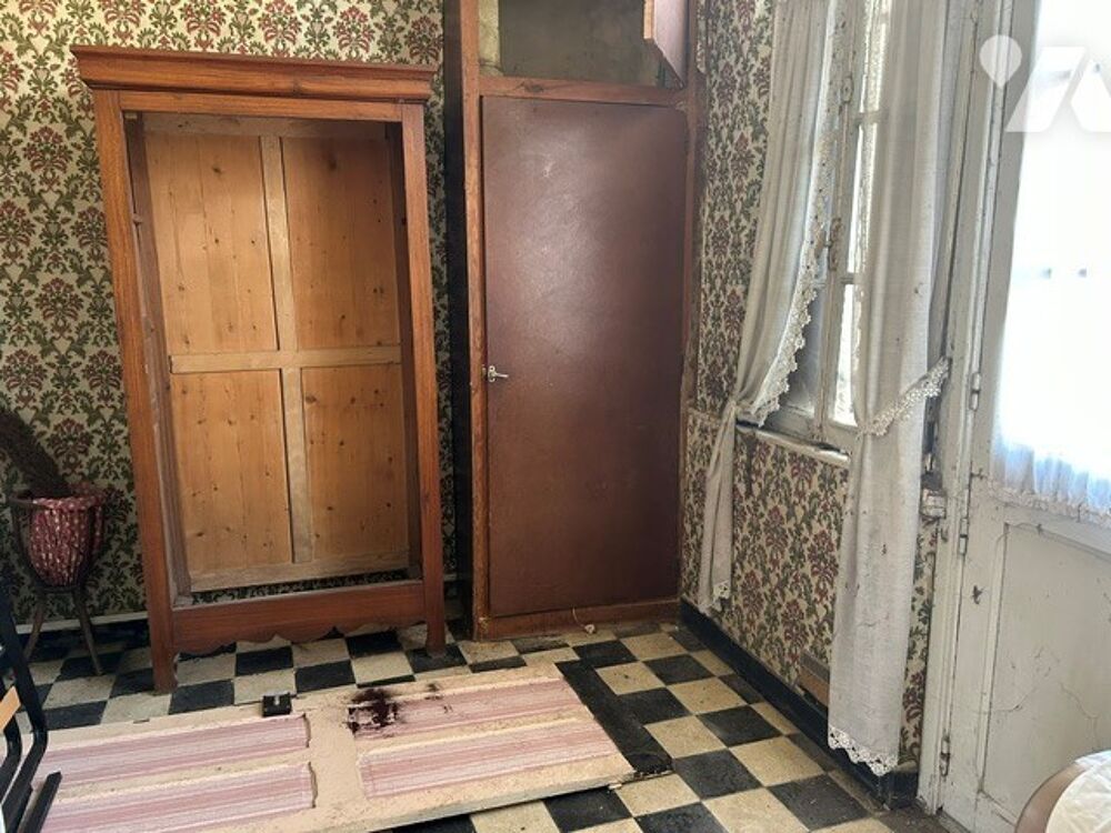 Maison à rénover entièrement située dans un quartier historique de la ville.