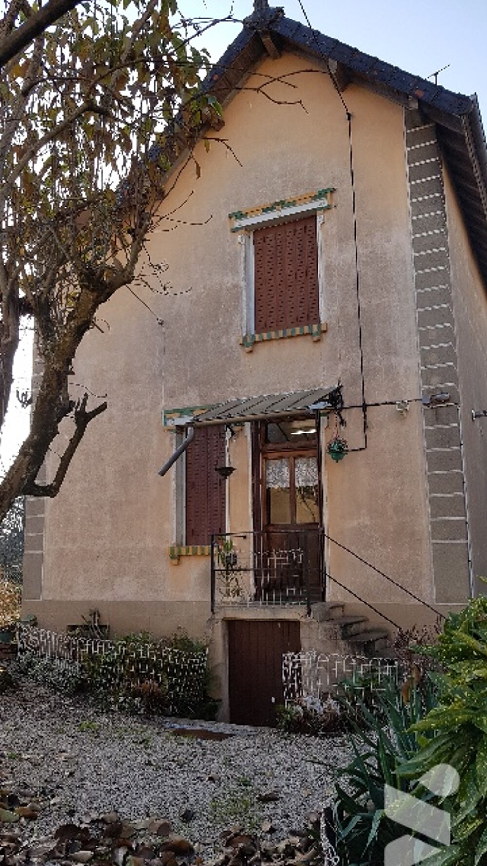 Maison à rénover à LOUHANS de 62 m² comprenant quatre pièces dont deux chambres.