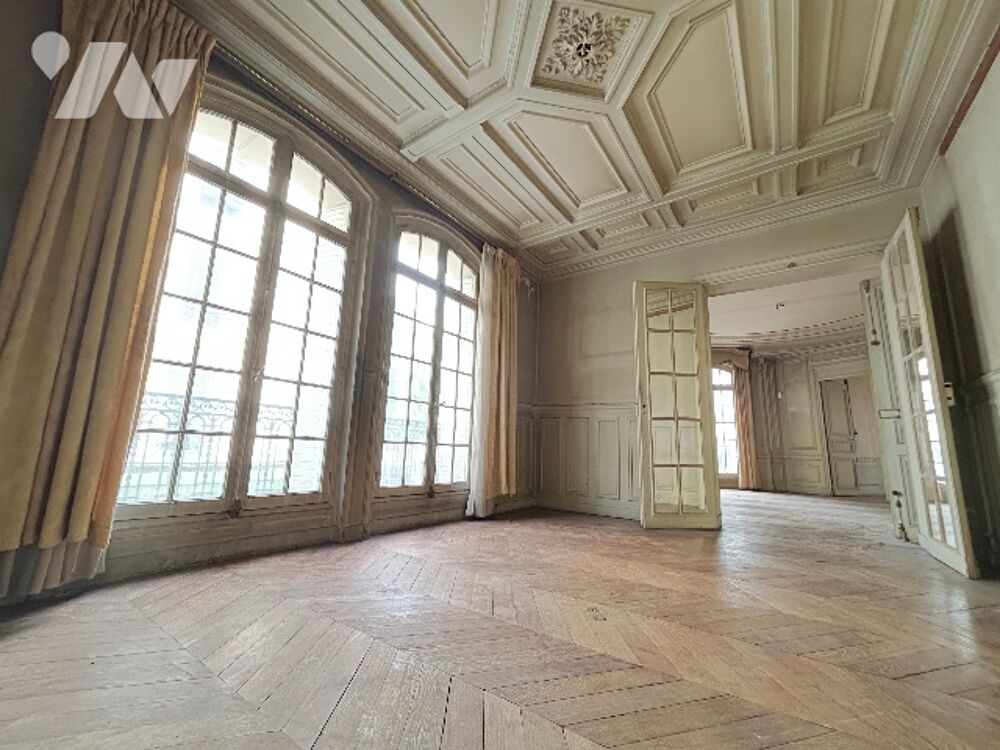 Au sein dun immeuble haussmannien, 1er étage, appartement de 5 pièces, 126,70 m². Libre. A rénover.