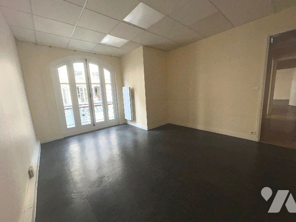   2 locaux divisibles, 268,81 m². Libre. Paris 11