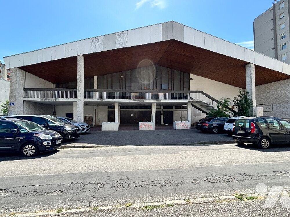   Grenoble, bâtiment de 1 335 m², ancienne église offrant volumes et potentiel pour projets ambitieux. 