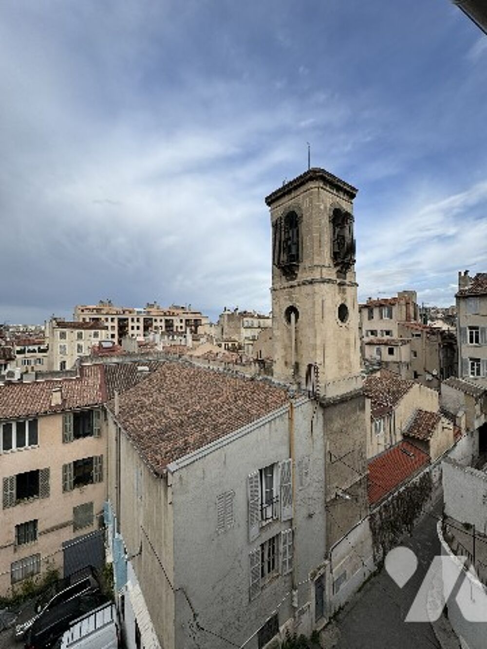 Vente Appartement Un appartement de type III à rénover, situé au 3ème étage, avec 3 caves en sous-sol. Marseille 1