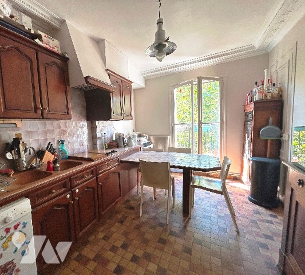 Vente Appartement Au 5e étage, un appartement lumineux de 3 pièces, 73,65 m², avec balcon filant. Loué Paris 5