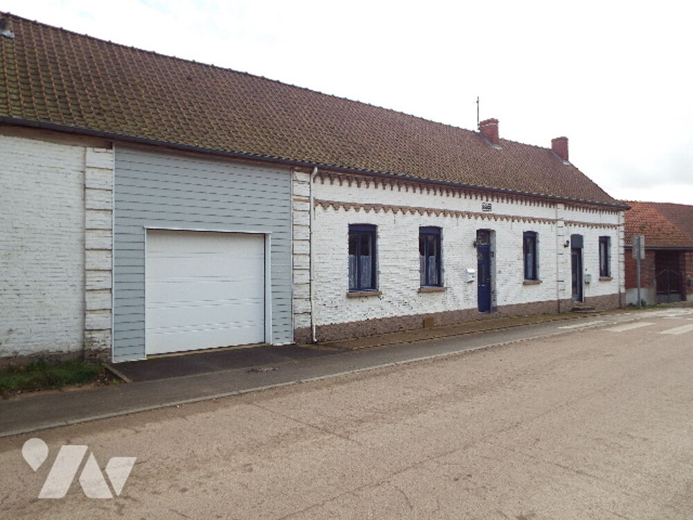 Maison mitoyenne comprenant 2 logements bâtie sur une parcelle de 2183m².