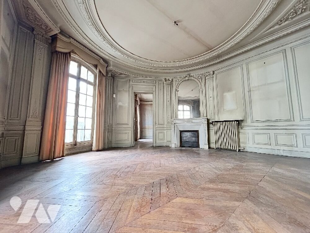 Au sein dun immeuble haussmannien, 1er étage, appartement de 5 pièces, 126,70 m². Libre. A rénover.