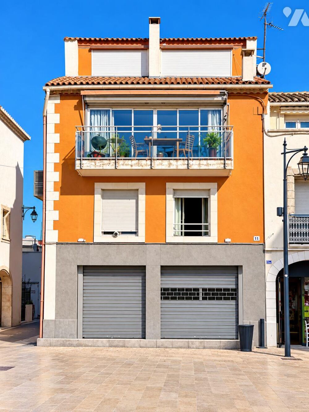 Vente Immeuble Sénas centre : immeuble avec commerce et appartements loués. Fort potentiel et rendement locatif. Sénas