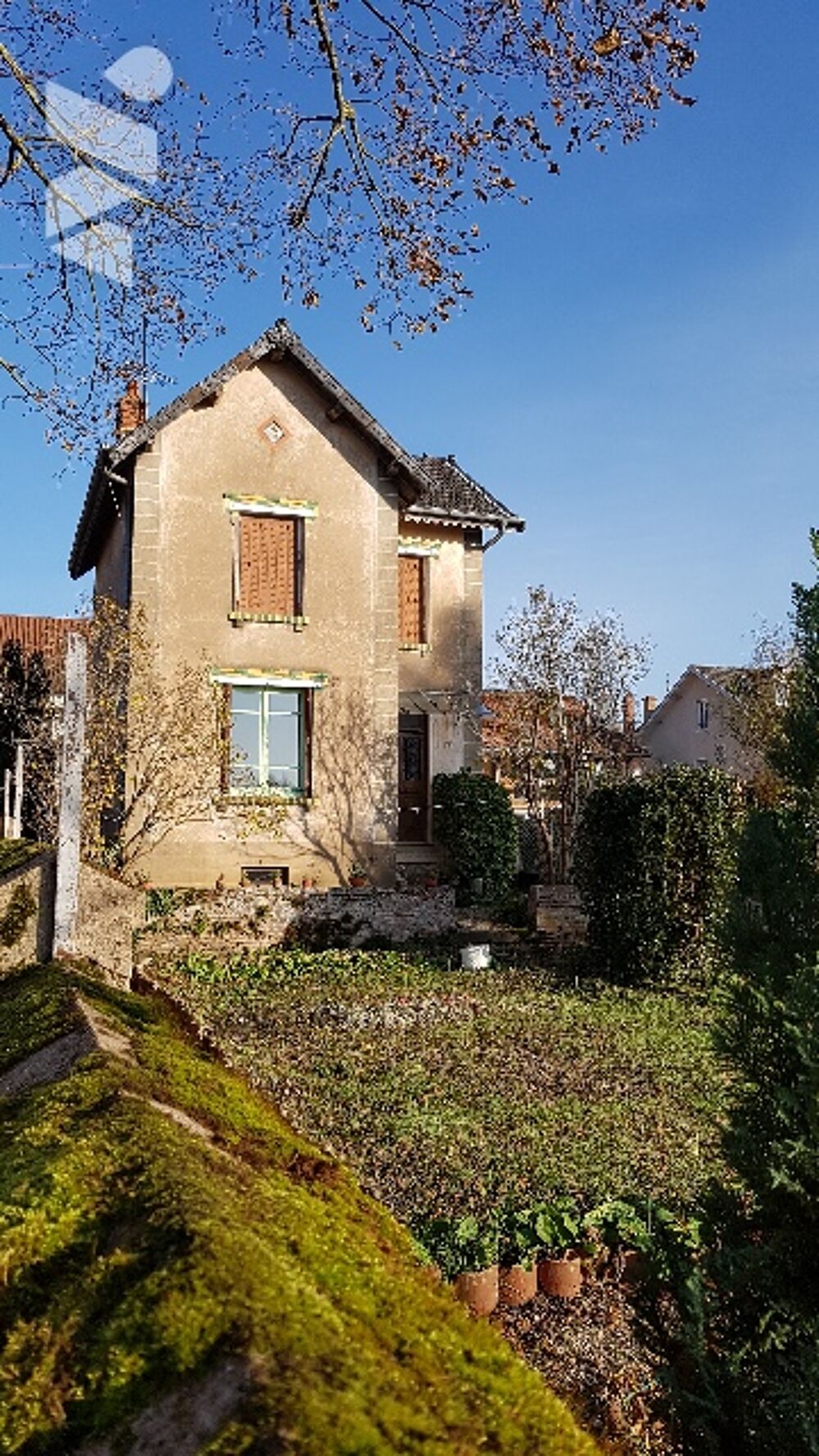 Maison à rénover à LOUHANS de 62 m² comprenant quatre pièces dont deux chambres.