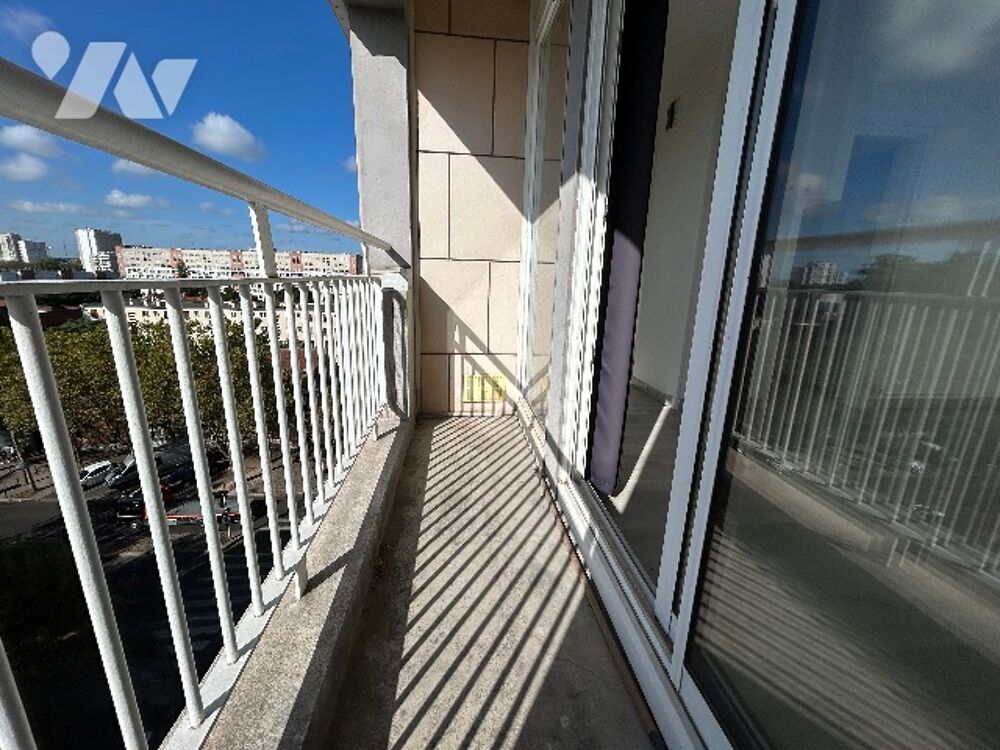 6e étage avec ascenseur, studio orienté sud de 23,01 m², avec balcon et vue dégagée. Bon état.