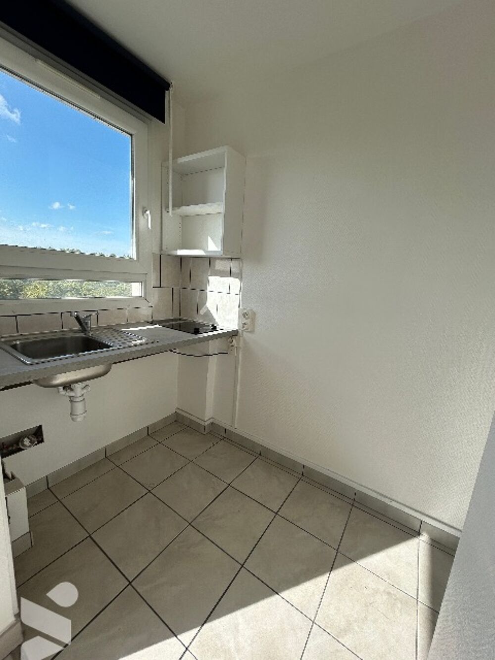 6e étage avec ascenseur, studio orienté sud de 23,01 m², avec balcon et vue dégagée. Bon état.