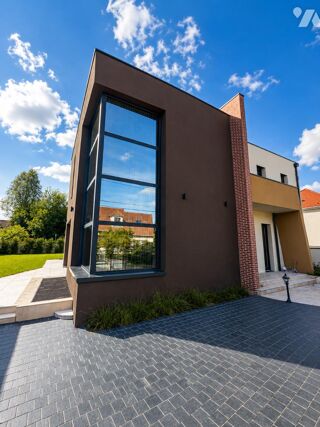 Vente Maison Villa récente sur 3 niveaux offrant des prestations de haute qualité, dont une piscine intérieure. Chanteloup-en-brie