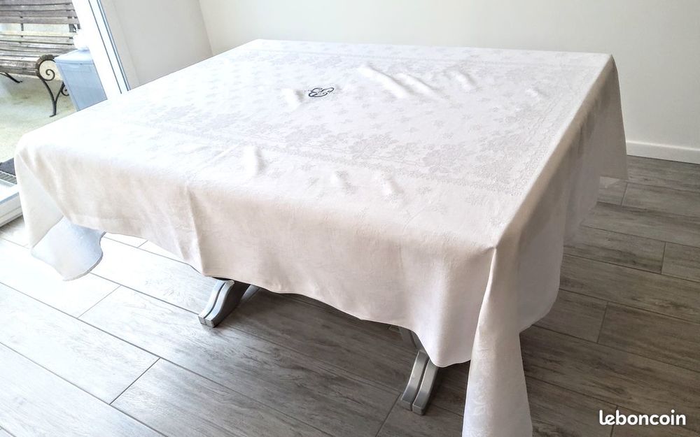 Belle nappe ancienne brod&eacute;e main et ses 10 serviettes Cuisine