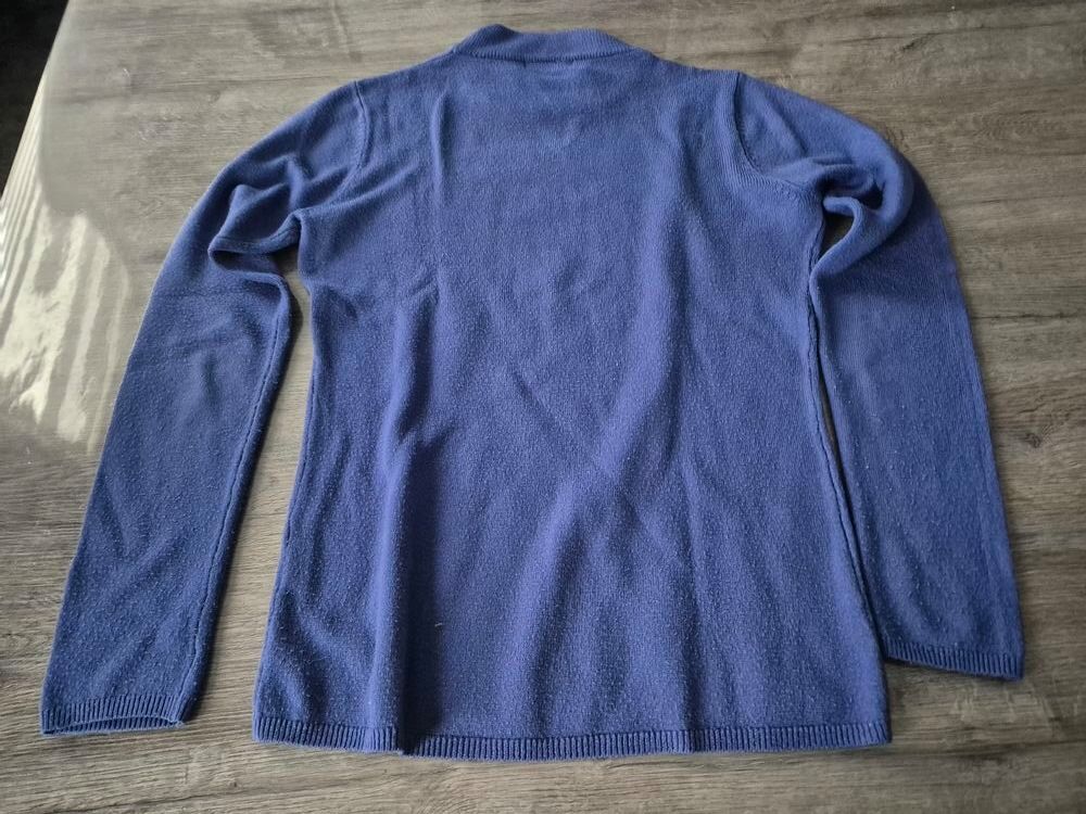 Pull col rond avec manche longue 
Taille : M
Couleur : bleu Vêtements