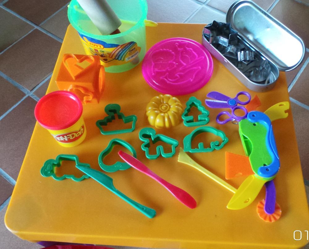 Table d'activit&eacute; et cr&eacute;atif. Jeux / jouets