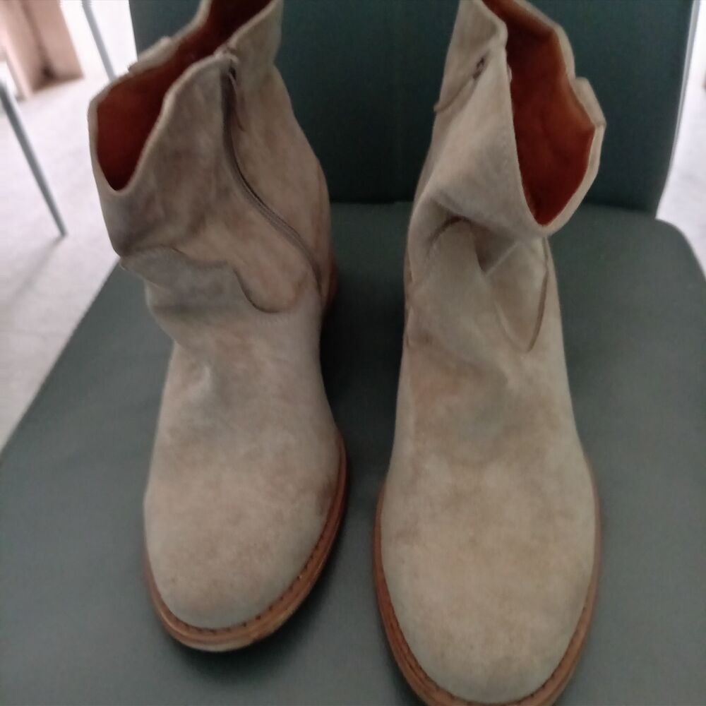 Boots femme en daim neuve jamais port&eacute;e Chaussures