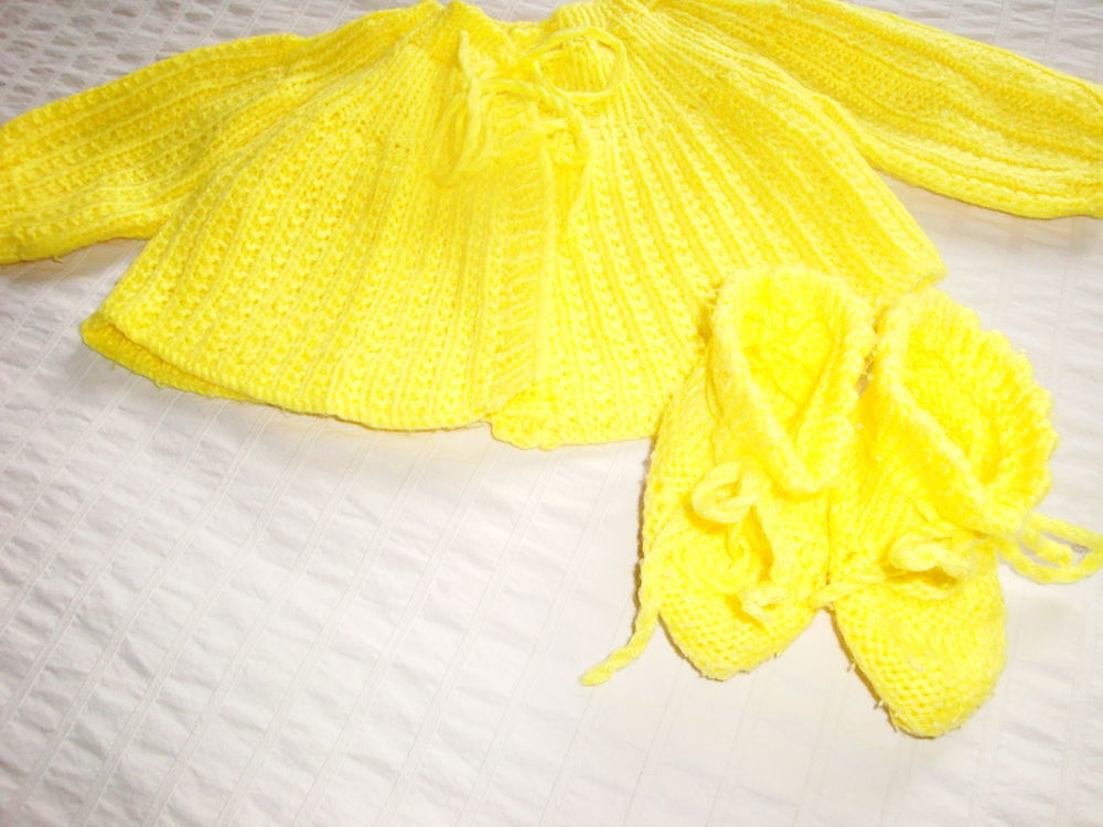 Brassi&egrave;re et chaussons assortis de couleur jaune 1er &acirc;ge Vêtements enfants