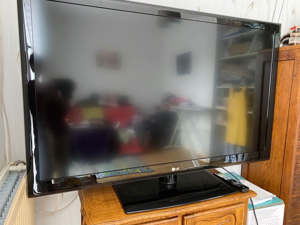 T&eacute;l&eacute;vision grand &eacute;cran 140cm marque LG. Photos/Video/TV