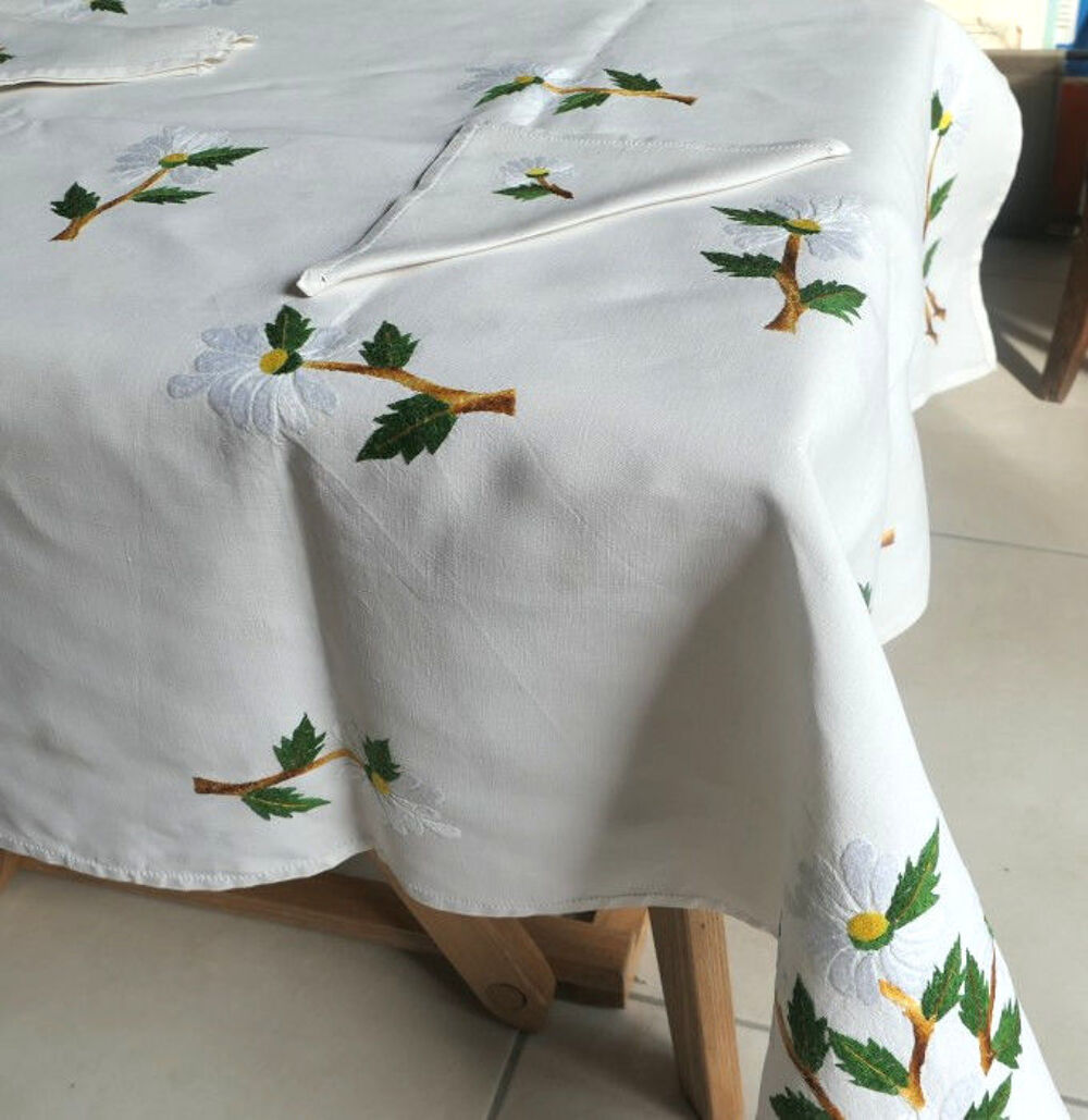 Nappe carr&eacute;e 90 cm toile coton blanc cass&eacute; brod&eacute;e de fleurs, Décoration