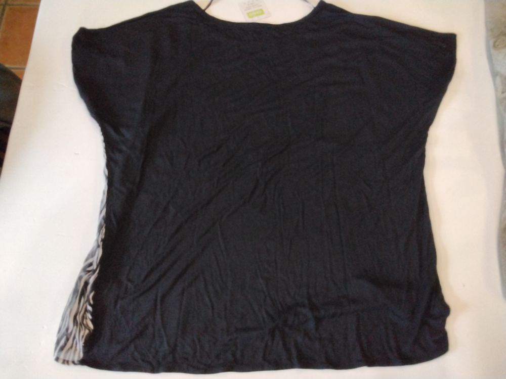 Joli haut Neuf 
Vêtements