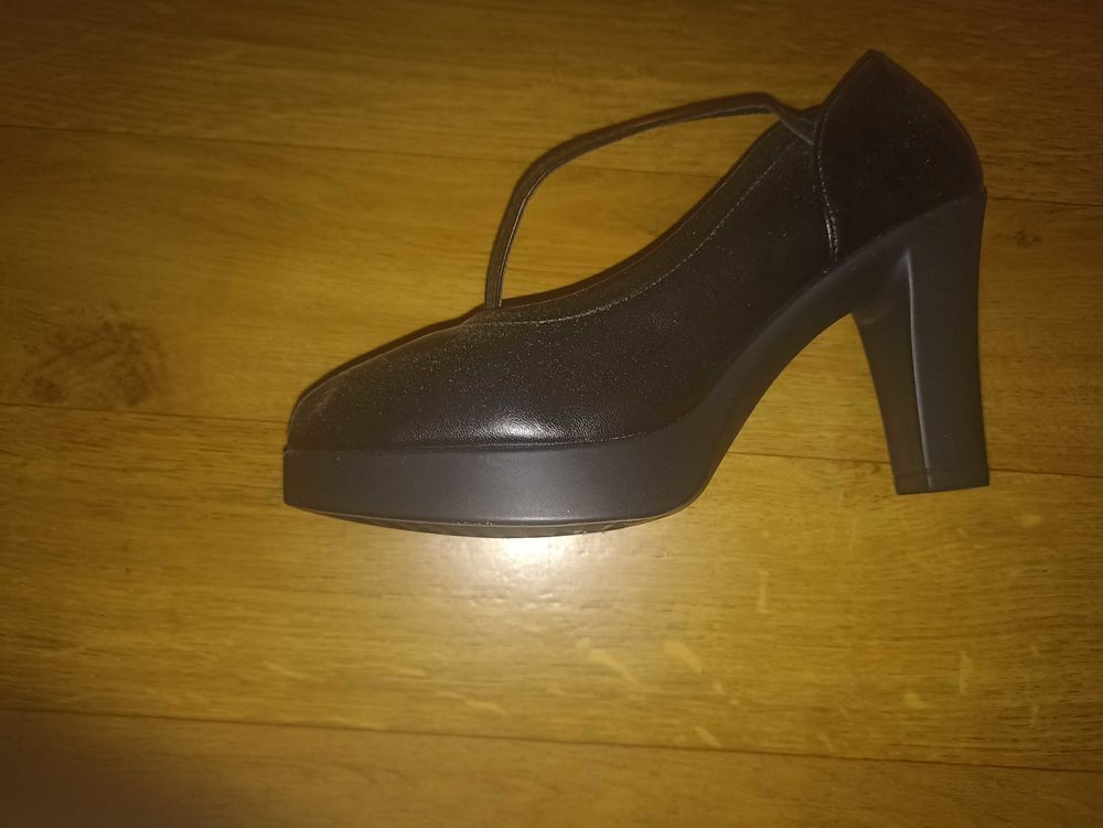 gros plastique d'habit femme du 38 au 42 robe . pulls.pantalons vestes chaussures 36 basket chaussure a talons jamais port&eacute; Vêtements