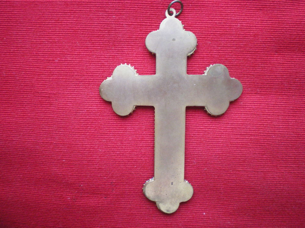 Croix en laiton et micro-mosa&iuml;que. 
