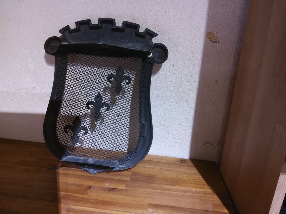 Grille d'a&eacute;ration de chemin&eacute;e en fonte. Décoration