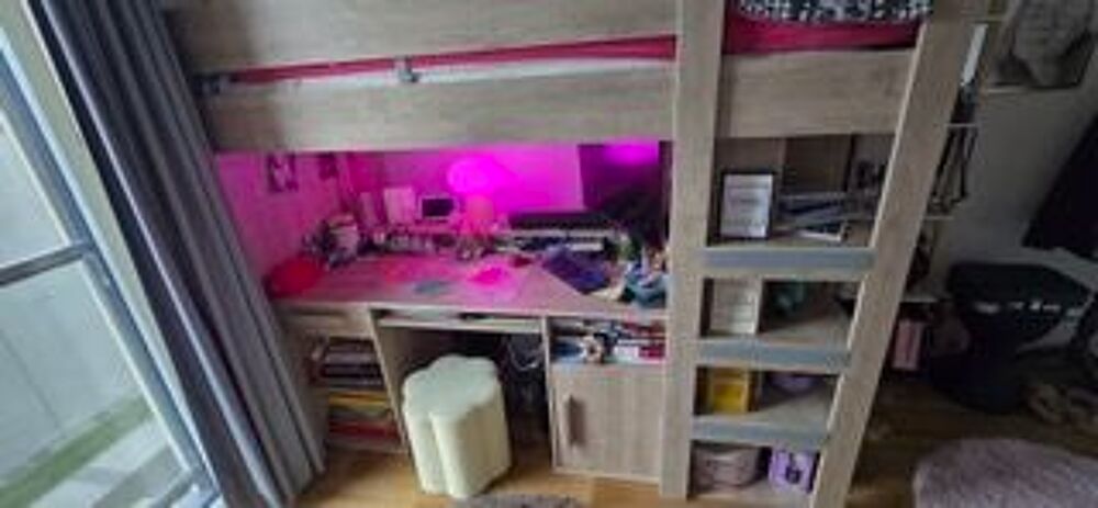 Lit avec bureau int&eacute;gr&eacute; en bois . Meubles