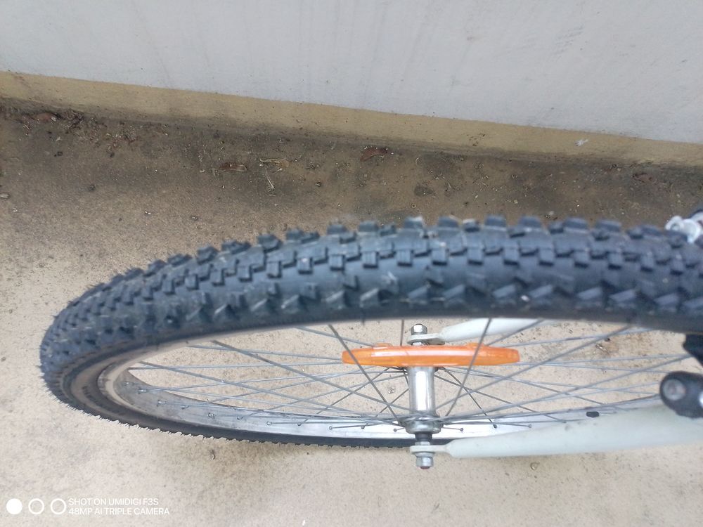VTT mixte 
pneu et syst&egrave;me de freinage neuf 
selle &agrave; r&eacute;nover Vélos