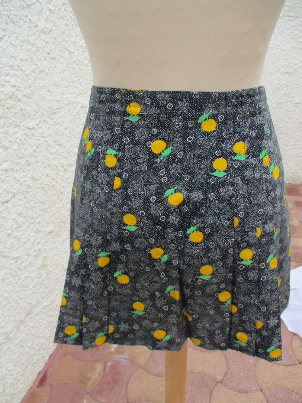 Mini Jupe Plis &Eacute;l&eacute;gant, Boutons sur le devant, des Ann&eacute;es 70 Vêtements