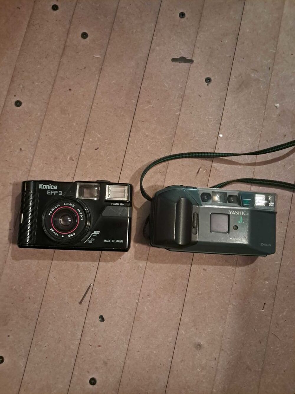 2 anciens appareils photos a pellicules Photos/Video/TV
