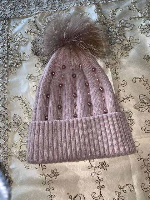 Bonnet avec pompons et perle
Taille unique�Neuf sans �tiquet 6 N�mes (30)