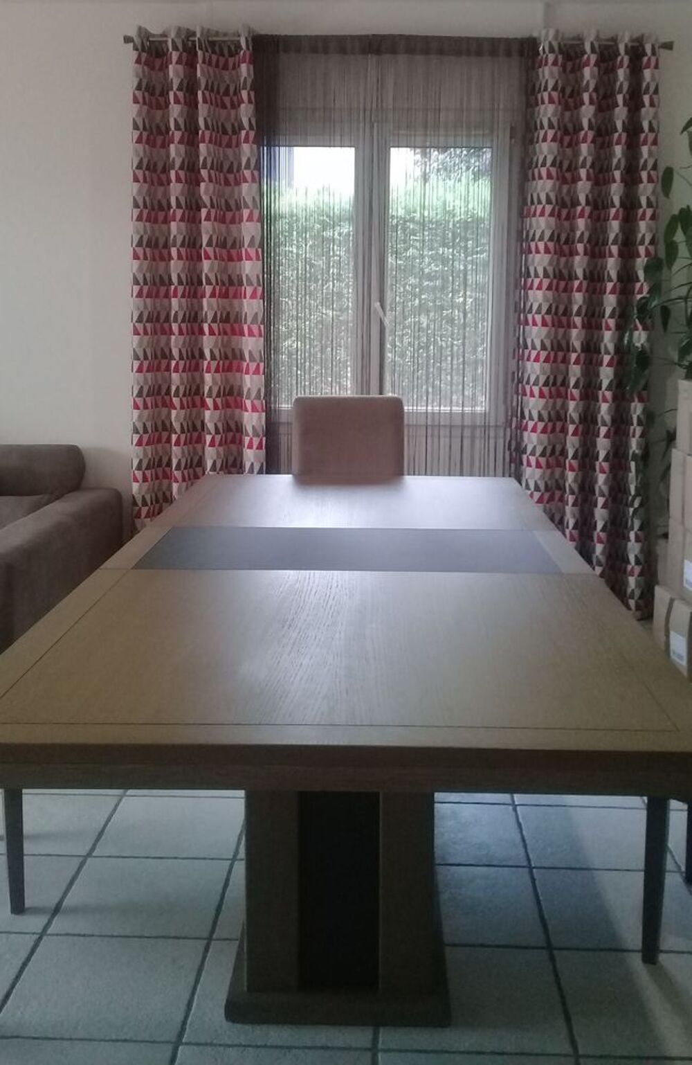 TABLE (Massive) et 6 CHAISES et Divers Articles (V&eacute;lo ect..) Meubles