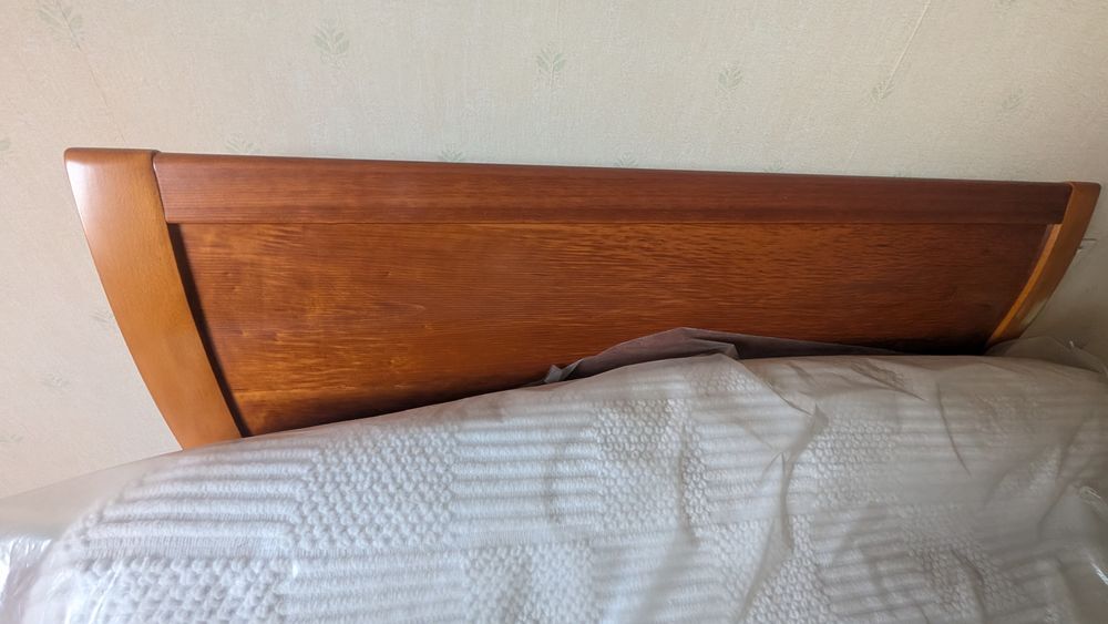 Lit bois massif et ses 2 tables de chevet Meubles