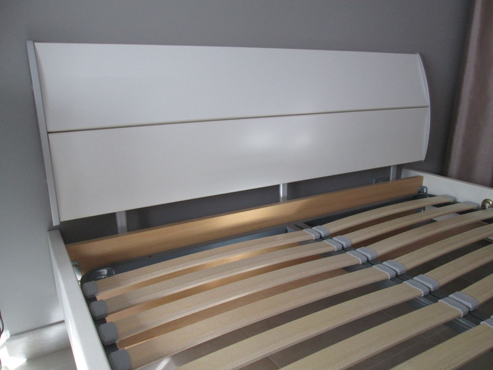 Lit 140 x 190,avec sommier. Meubles