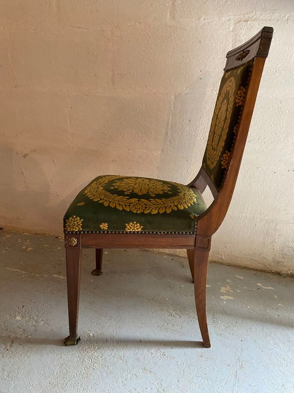 6 CHAISES DE STYLE 
L'ensemble tr&egrave;s bon &eacute;tat Meubles