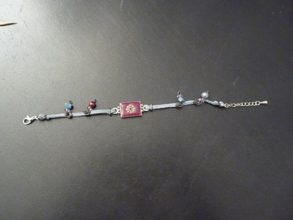 Bracelet en Daim Bleu Ciel et en M&eacute;tal Argent&eacute;- Neuf Bijoux et montres