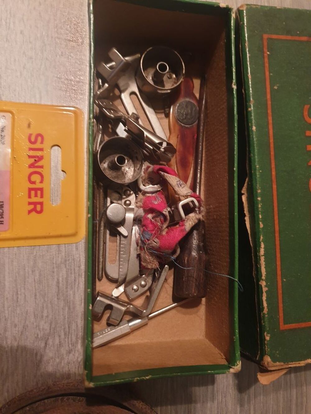Machine &agrave; coudre, authentique vintage avec accessoires 
