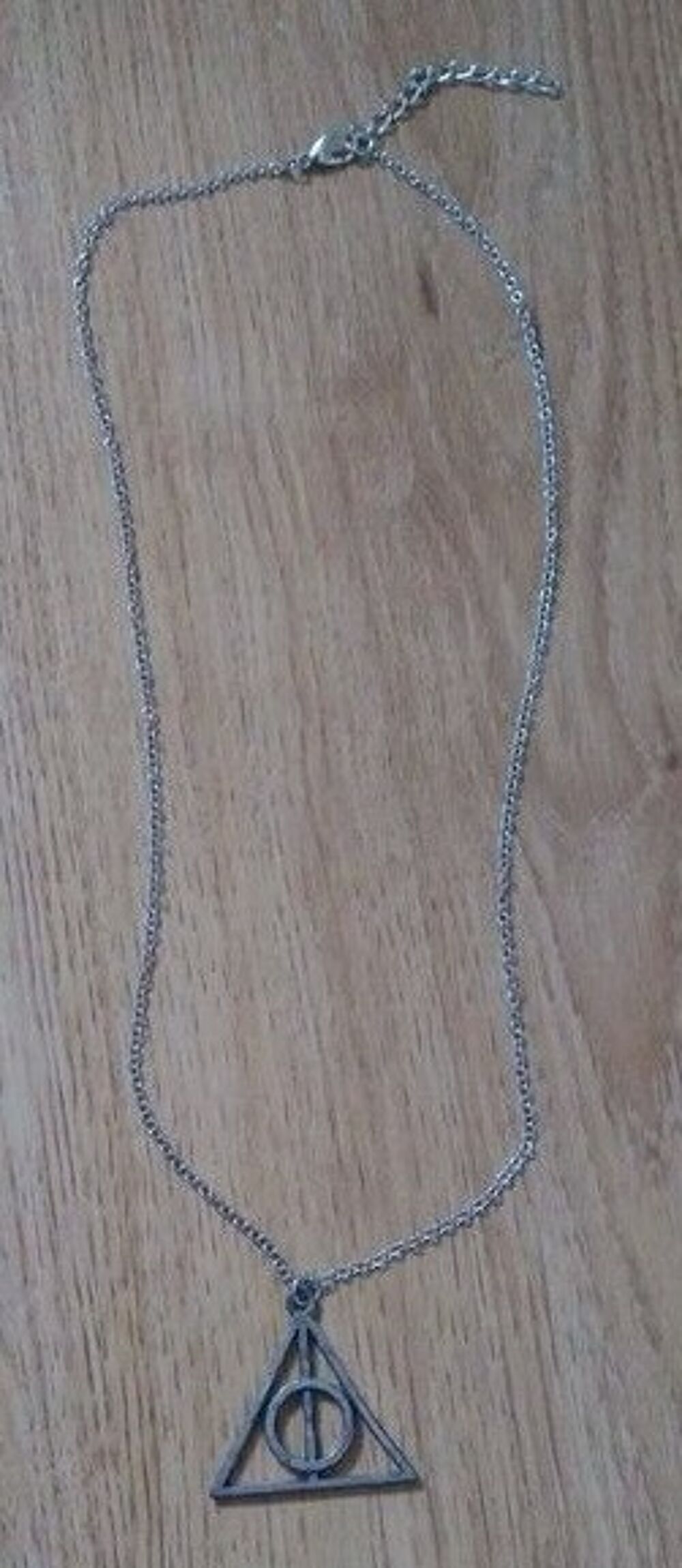 Cha&icirc;ne et pendentif Harry Potter les reliques de la mort Bijoux et montres