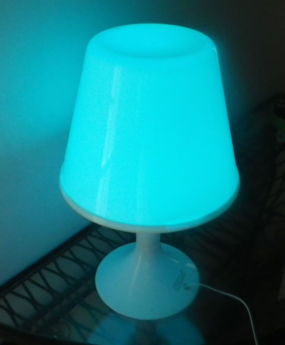 LAMPE BLANCHE A COULEURS CHANGEANTES (2 ex dispo) Décoration