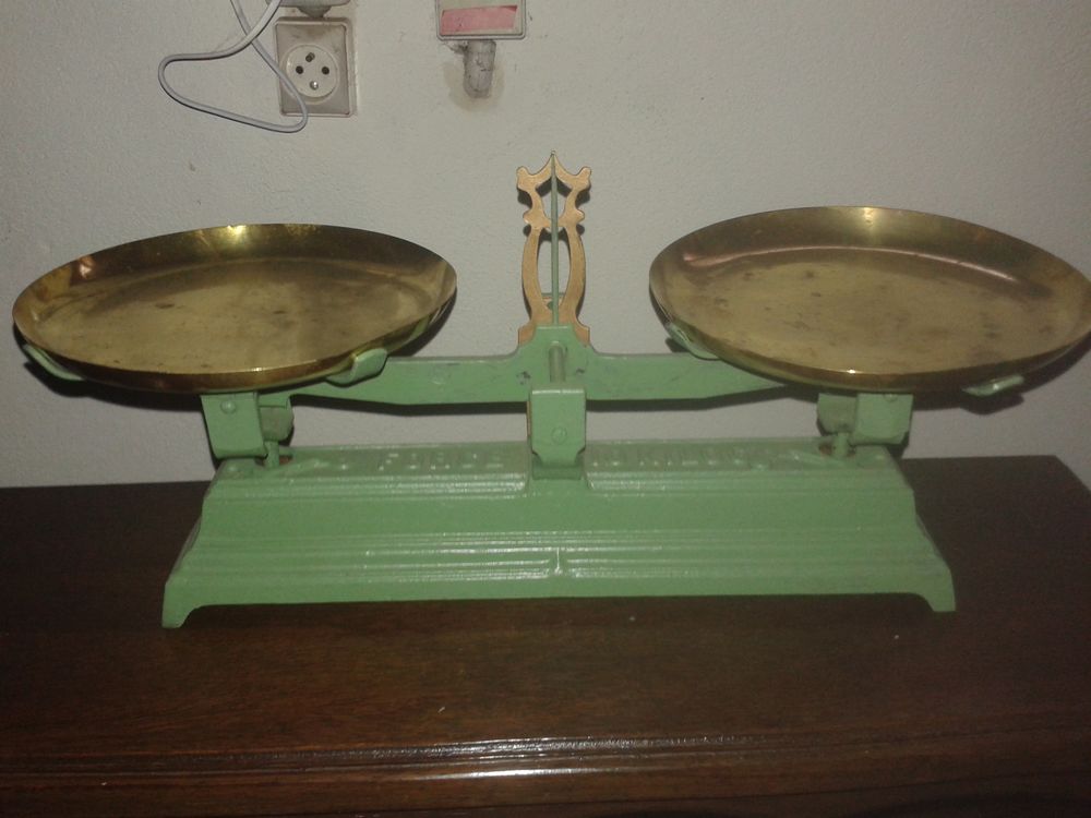 Balance 10 kgs ancienne avec plateaux en cuivre jaune Dcoration