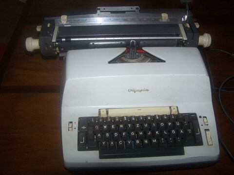 Machine à écrire vintage Olympia Werke AG Wilhelmshaven 300 Saint-Paul-lès-Dax (40)