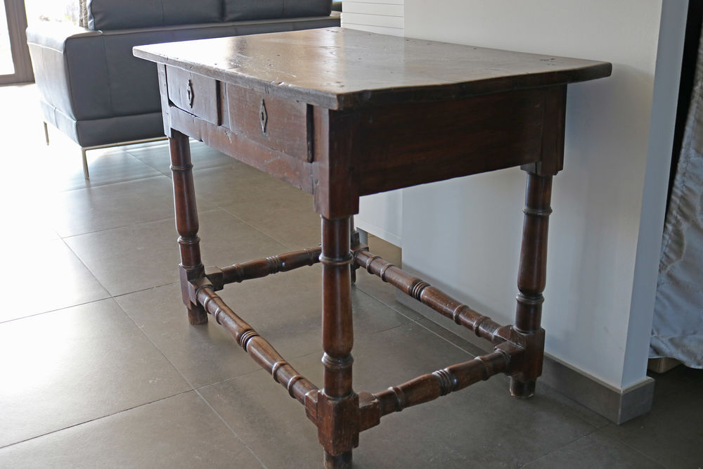 Petite table en ch&ecirc;ne fin XVIe / courant XVIIe Meubles