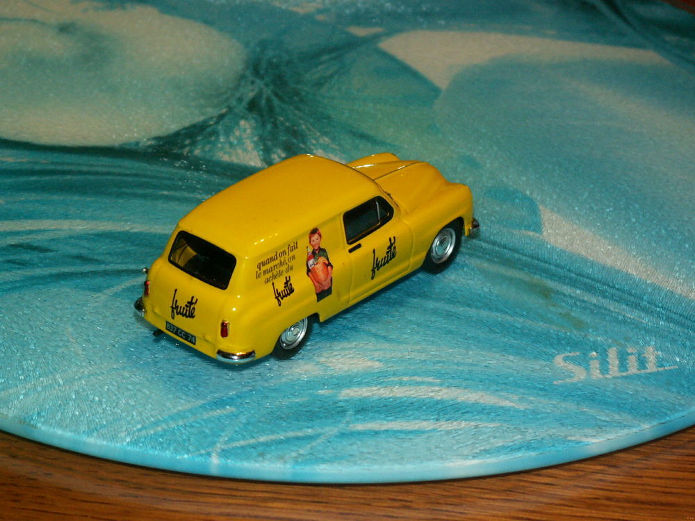 Simca Aronde messag&egrave;re Fruit&eacute; au 1/43e
Jeux / jouets