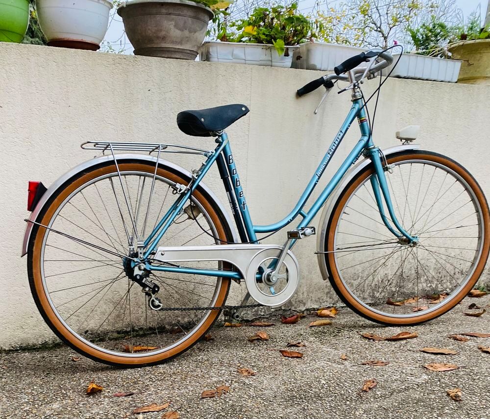 V&eacute;lo femme &eacute;ventuellement mixte bon &eacute;tat. Peu servi. Vélos