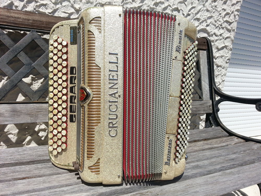 Accord&eacute;on 
CRUCIANELLI - Nazzareno - Piermaria
Instruments de musique